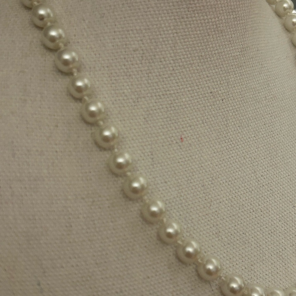 Pearl Necklace - Picture 2 of 3